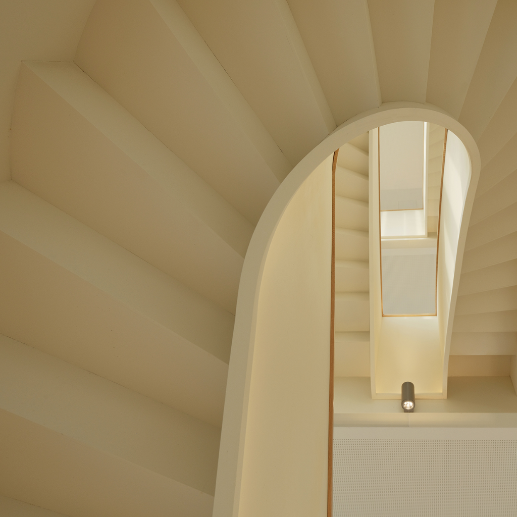 Photo du chantier Boutique Hermès à Bordeaux (2023) : Escalier en marbre sur mesure.