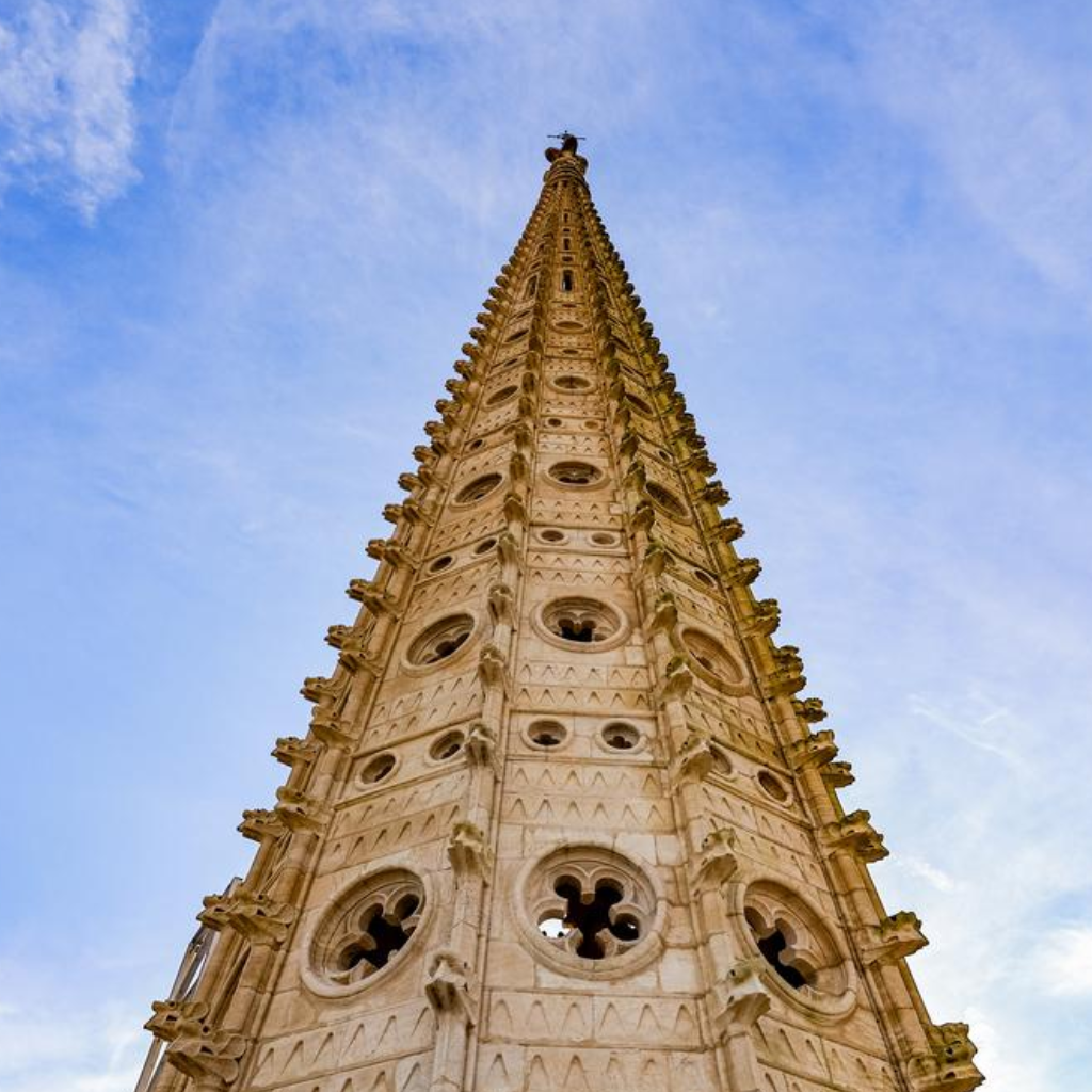 Photo du chantier Flèche Saint-Michel à Bordeaux (2024) : Reprise des pierres de la flèche, rejointoiement à la chaux et consolidation des éléments structuraux en hauteur.